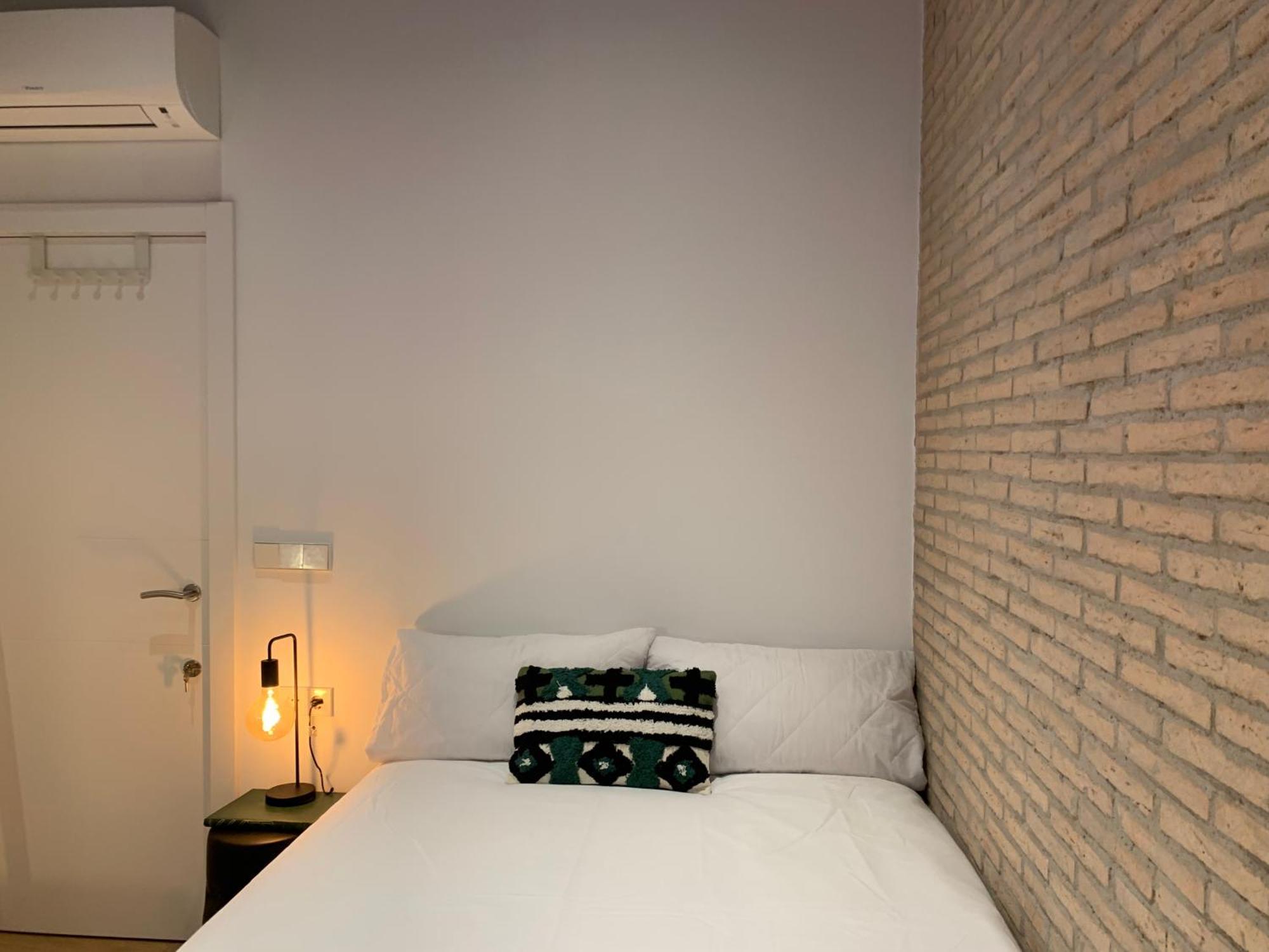 La Reina Beach Rooms Valencia Eksteriør bilde
